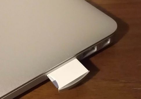 MacBook AirのSDカードのスロットに、micro SDカードをセットした変換アダプターを挿入している画像