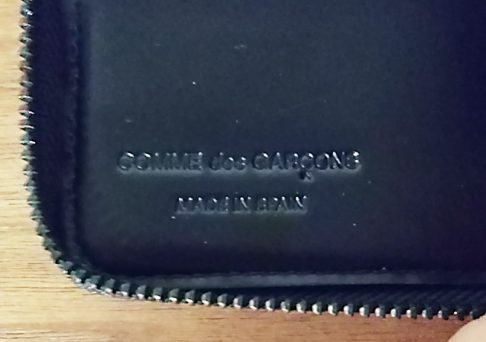 財布内側の「COMME des GARCONS MADE IN SPAIN」の刻印の写真