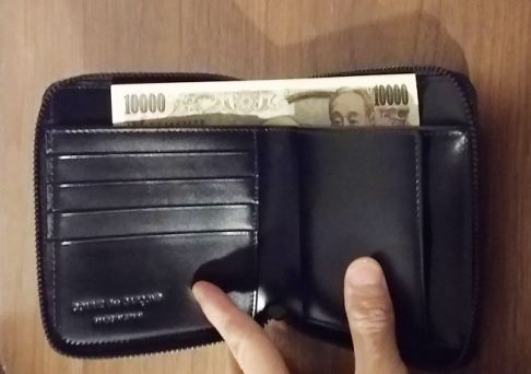 財布に1万円札を入れてみた様子の写真