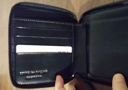 財布にクレジットカードを入れた様子の写真