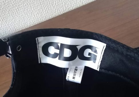 キャップの内側にある「CDG」のタグの画像
