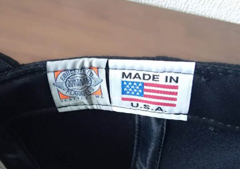 キャップの内側にあるEBBETSのネームタグとMADE IN USAのタグの画像