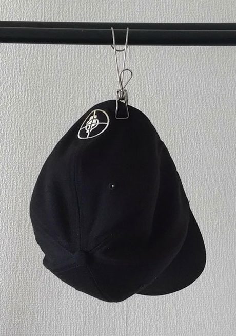 クリップにベースボールキャップの後頭部側を挟んだ画像