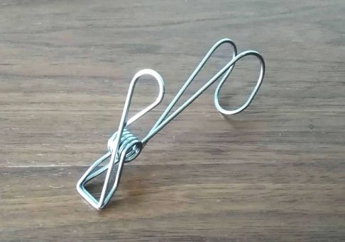 100円ショップのセリアの「ハンギングステンレスピンチ」の画像