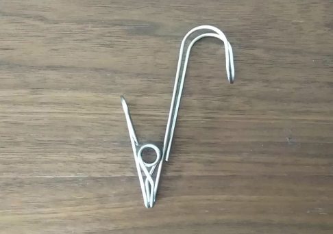 100円ショップのセリアの「ハンギングステンレスピンチ」の側面画像