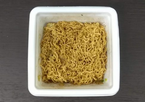 湯切りをしてソースを加えたカップ焼きそばの画像