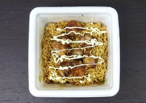 「カップ焼きそばのコンビニ焼き鳥入れ」の画像