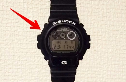 GショックDW-6900の「左上」のボタンを示す画像