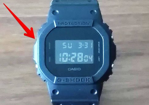 GショックDW-5600の「左上」のボタンを示す画像