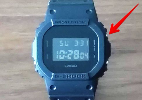 GショックDW-5600の「右上」のボタンを示す画像